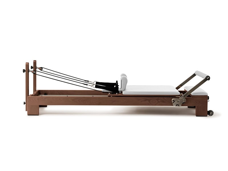 Cama de pilates reformer en Bolivia - vista principal en madera nogal - Chelo Sports