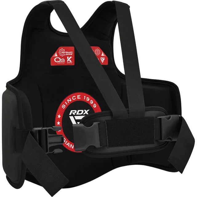 Protector de pecho RDX F6 Kara negro en Bolivia - cierre y soporte - Chelo Sports